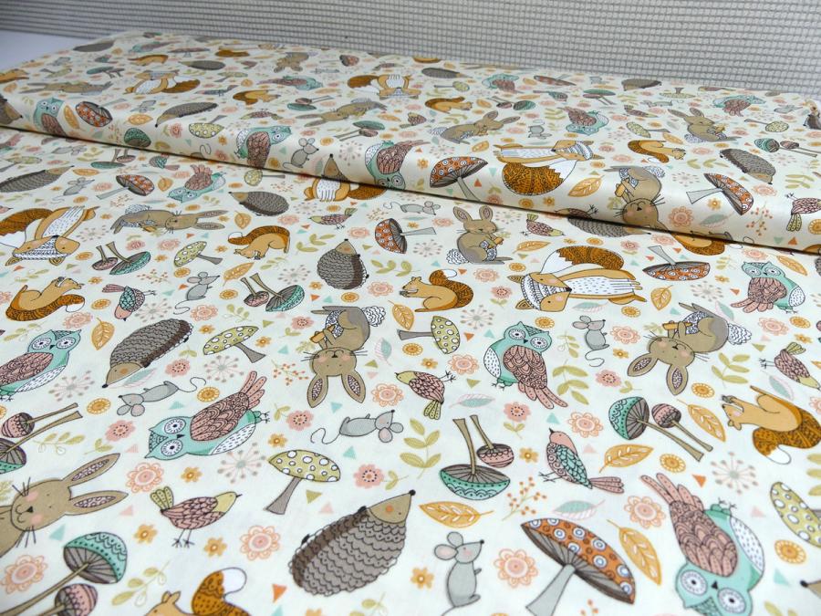 Preview: Patchworkstoff von Makower aus der Serie Doodle Days mit Eichhörnchen Fuchs Uhu Igel auf hellem Untergrund